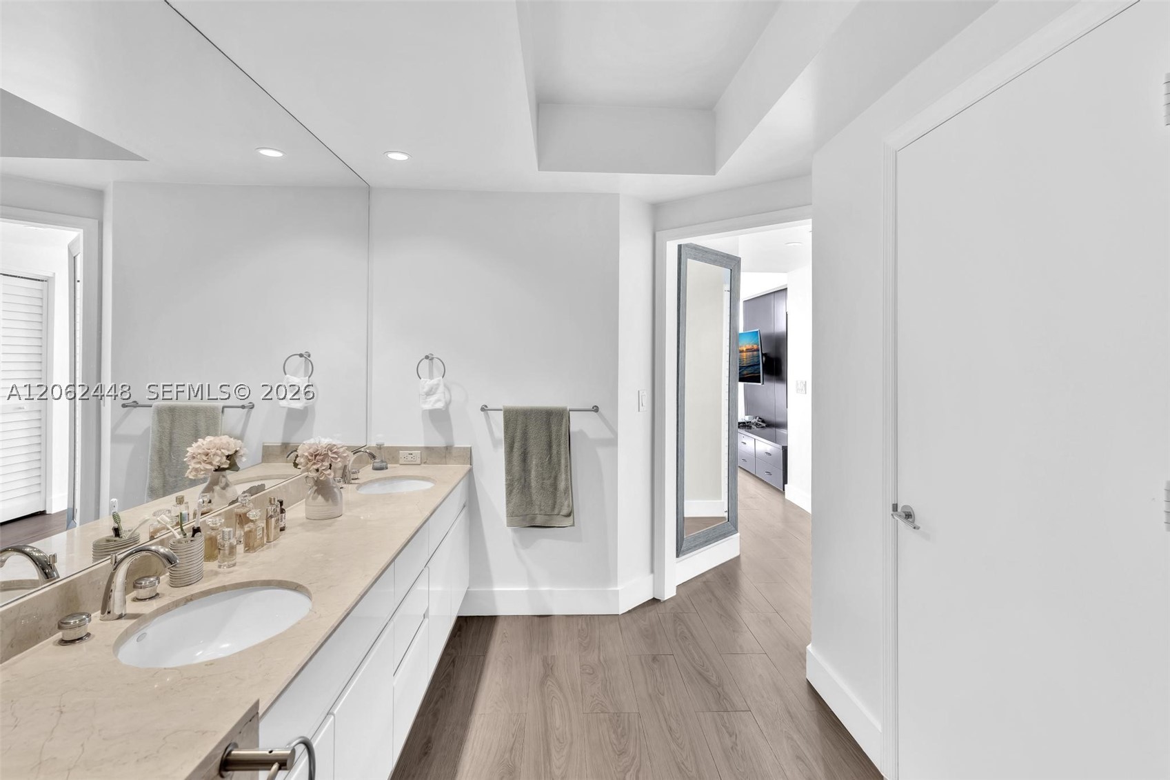848 Brickell Key Dr #1805, Miami FL 33131