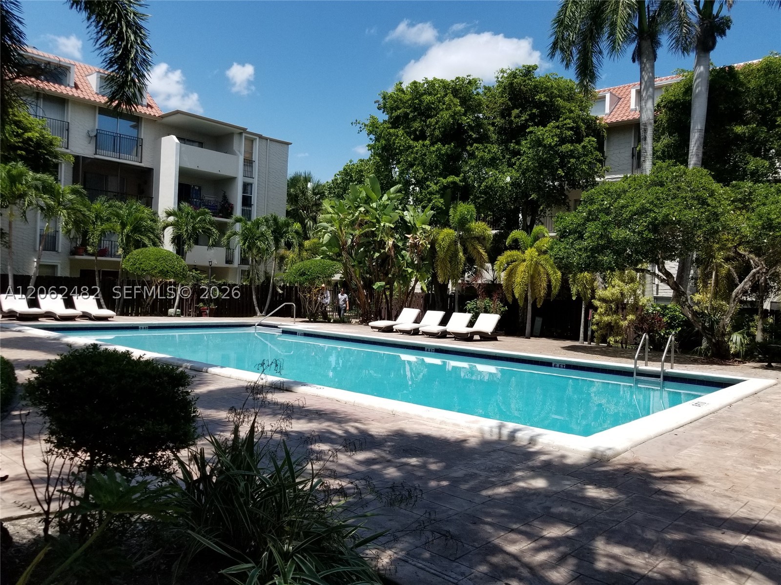 6886 N Kendall Dr #D202, Pinecrest FL 33156