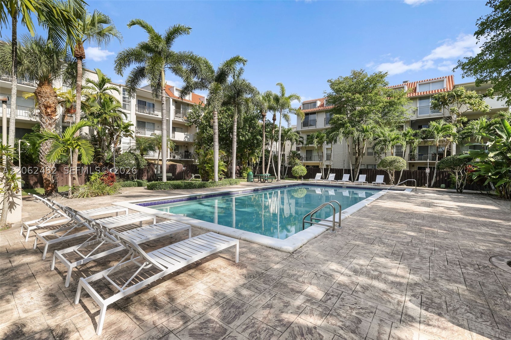 6886 N Kendall Dr #D202, Pinecrest FL 33156