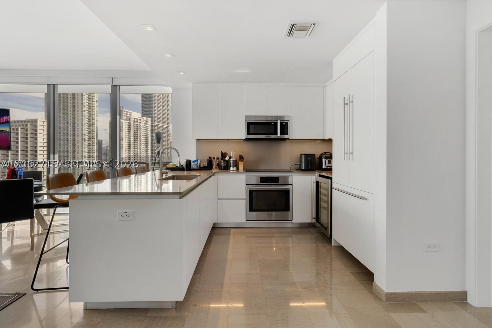 68 SE 6th St #2101, Miami FL 33131