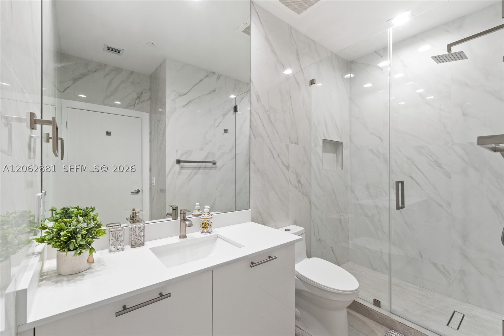 950 Brickell Bay Dr #5507, Miami FL 33131