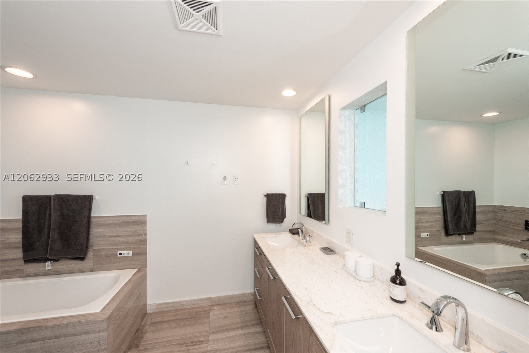 360 Ocean Dr #904S, Key Biscayne FL 33149