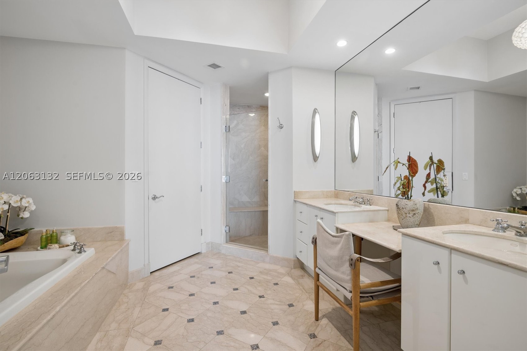 100 S Pointe Dr #3906, Miami Beach FL 33139