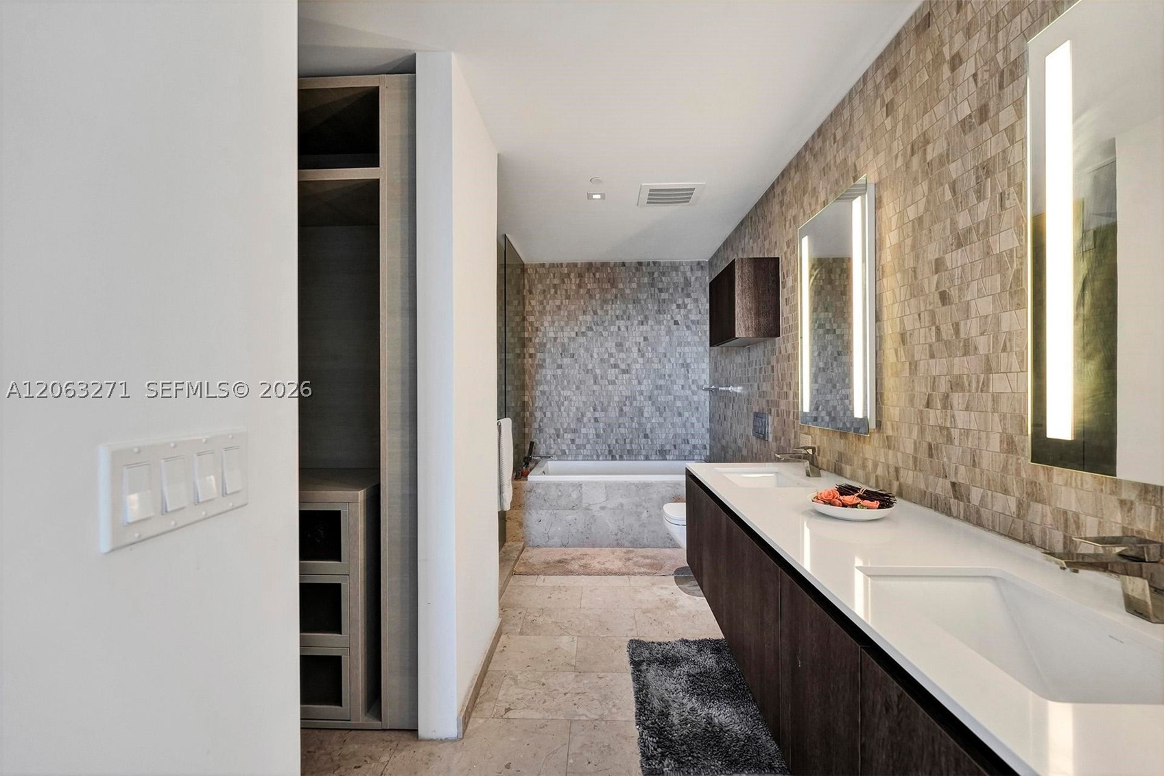 88 SW 7th St #2106, Miami FL 33130