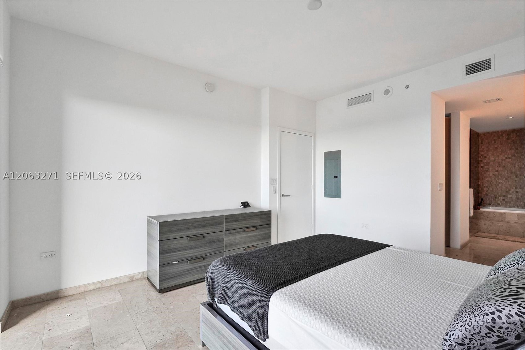 88 SW 7th St #2106, Miami FL 33130