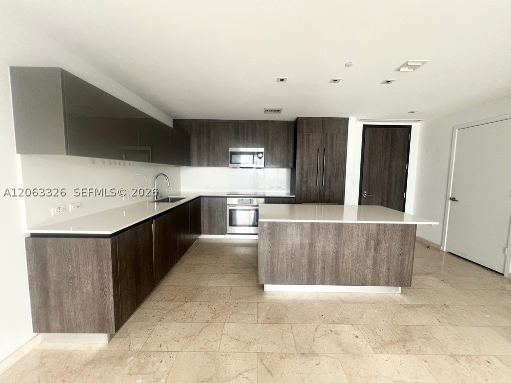 68 SE 6th St #3810, Miami FL 33131