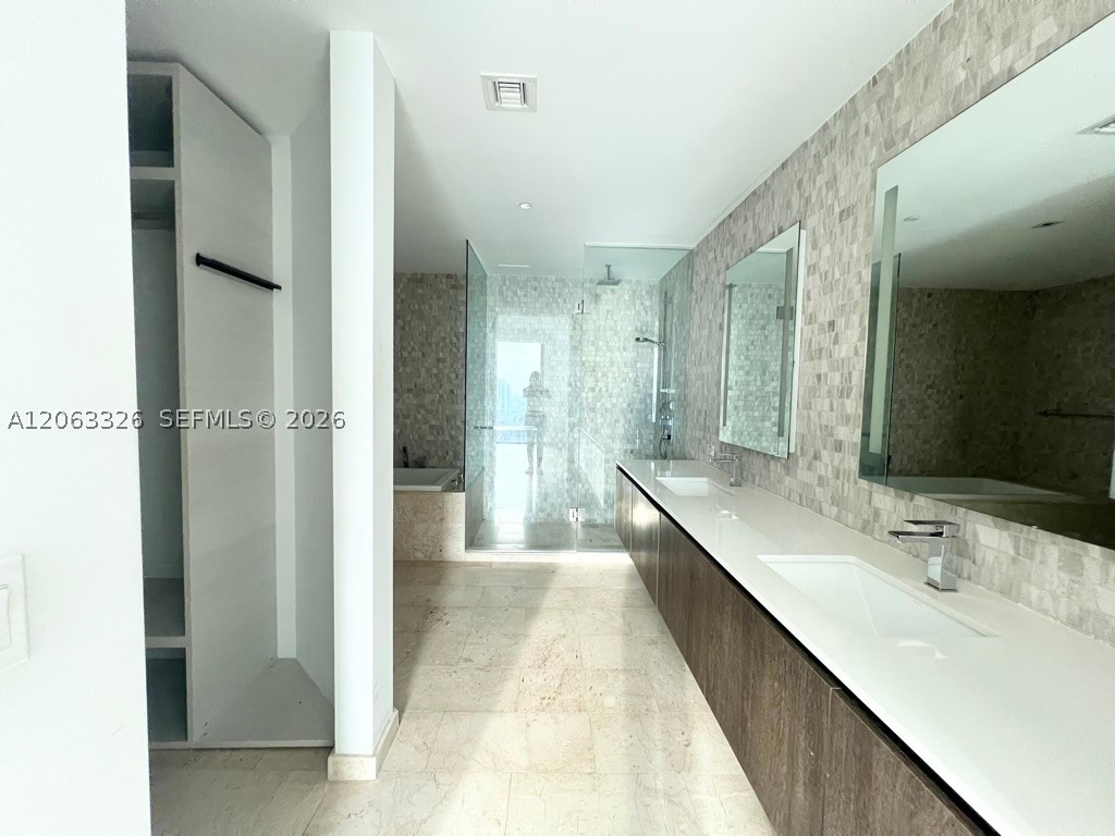68 SE 6th St #3810, Miami FL 33131