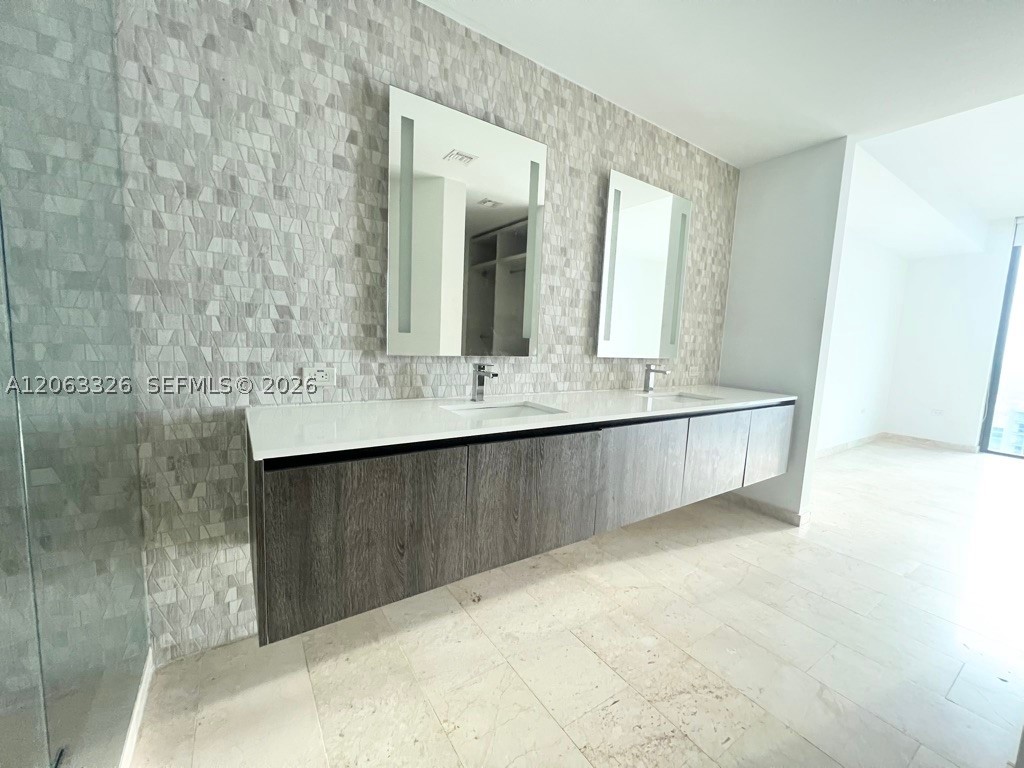 68 SE 6th St #3810, Miami FL 33131