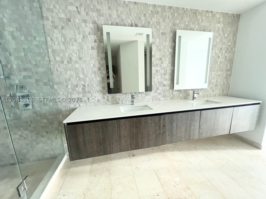 68 SE 6th St #3810, Miami FL 33131