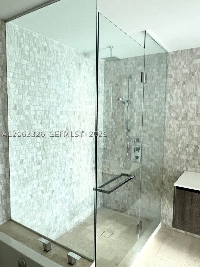 68 SE 6th St #3810, Miami FL 33131