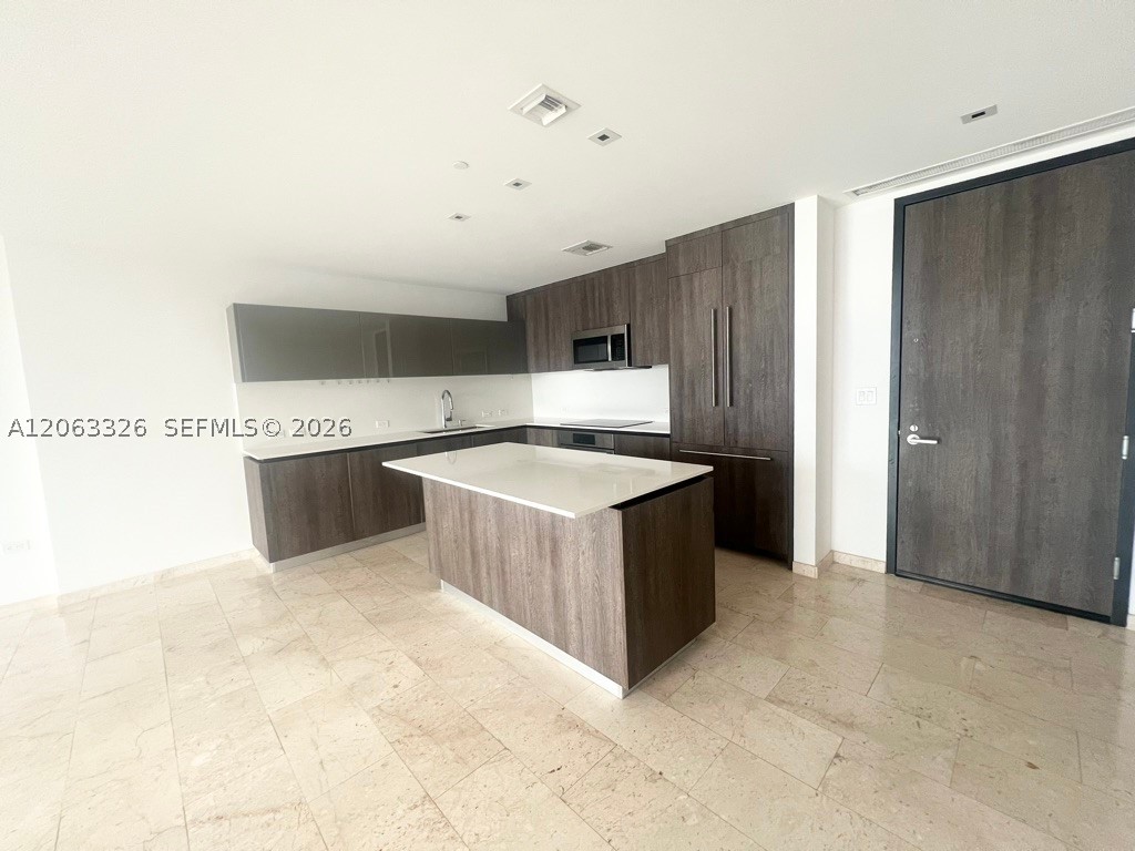 68 SE 6th St #3810, Miami FL 33131