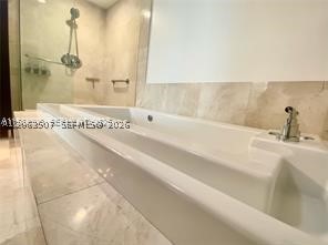 218 SE 14th St #2004, Miami FL 33131