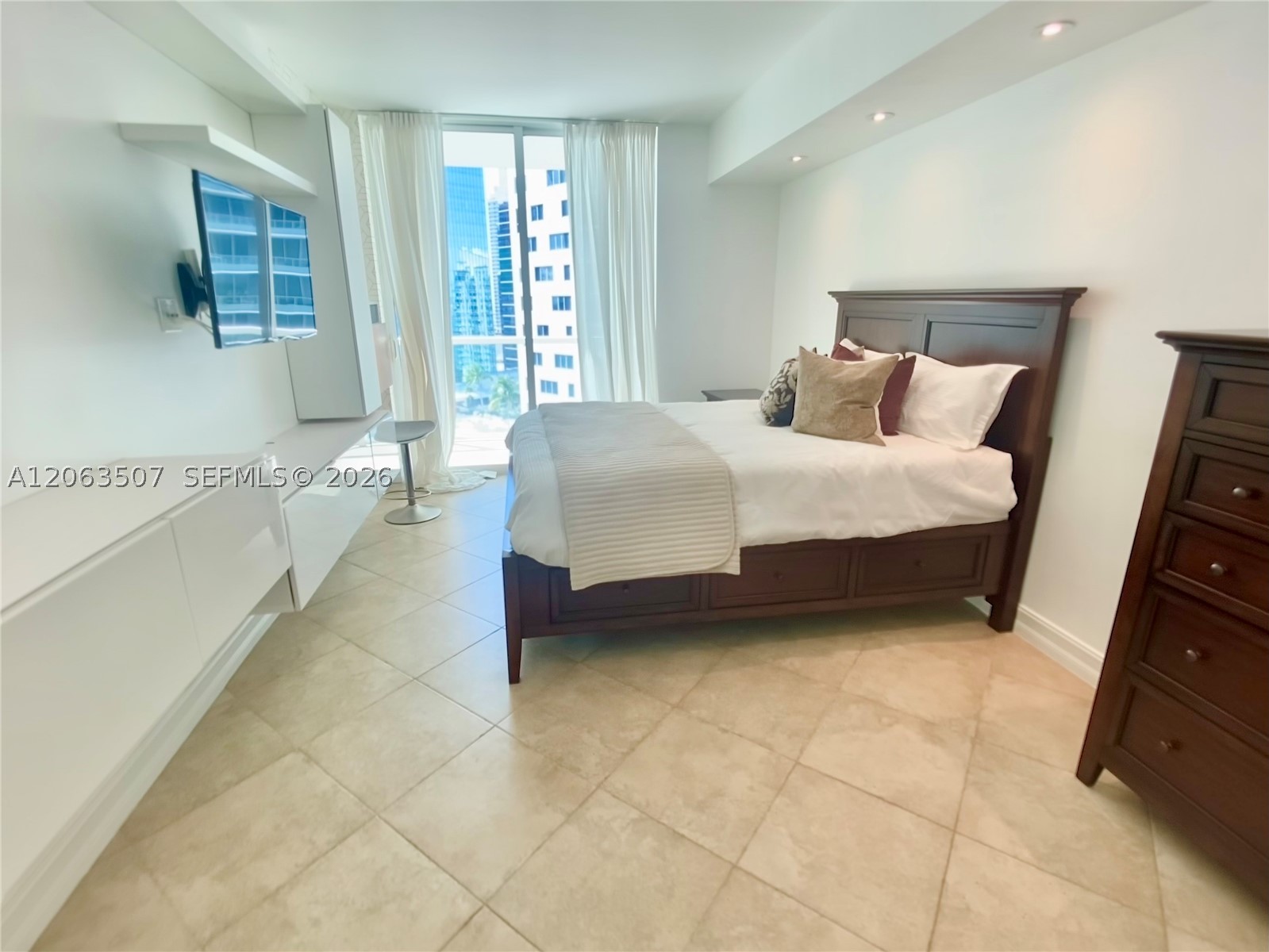 218 SE 14th St #2004, Miami FL 33131