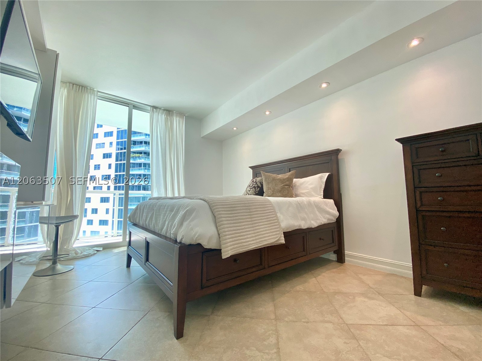 218 SE 14th St #2004, Miami FL 33131