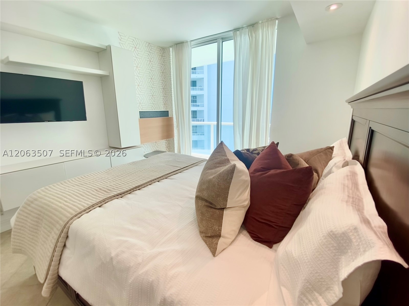 218 SE 14th St #2004, Miami FL 33131
