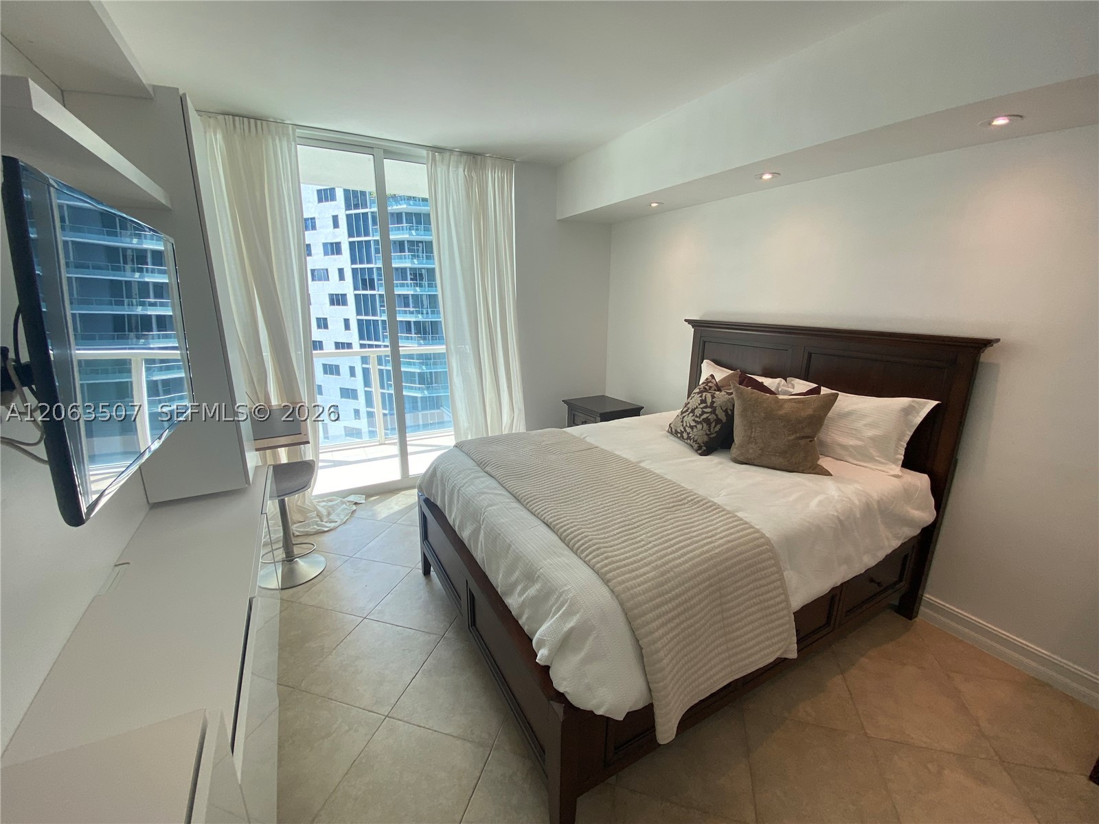 218 SE 14th St #2004, Miami FL 33131