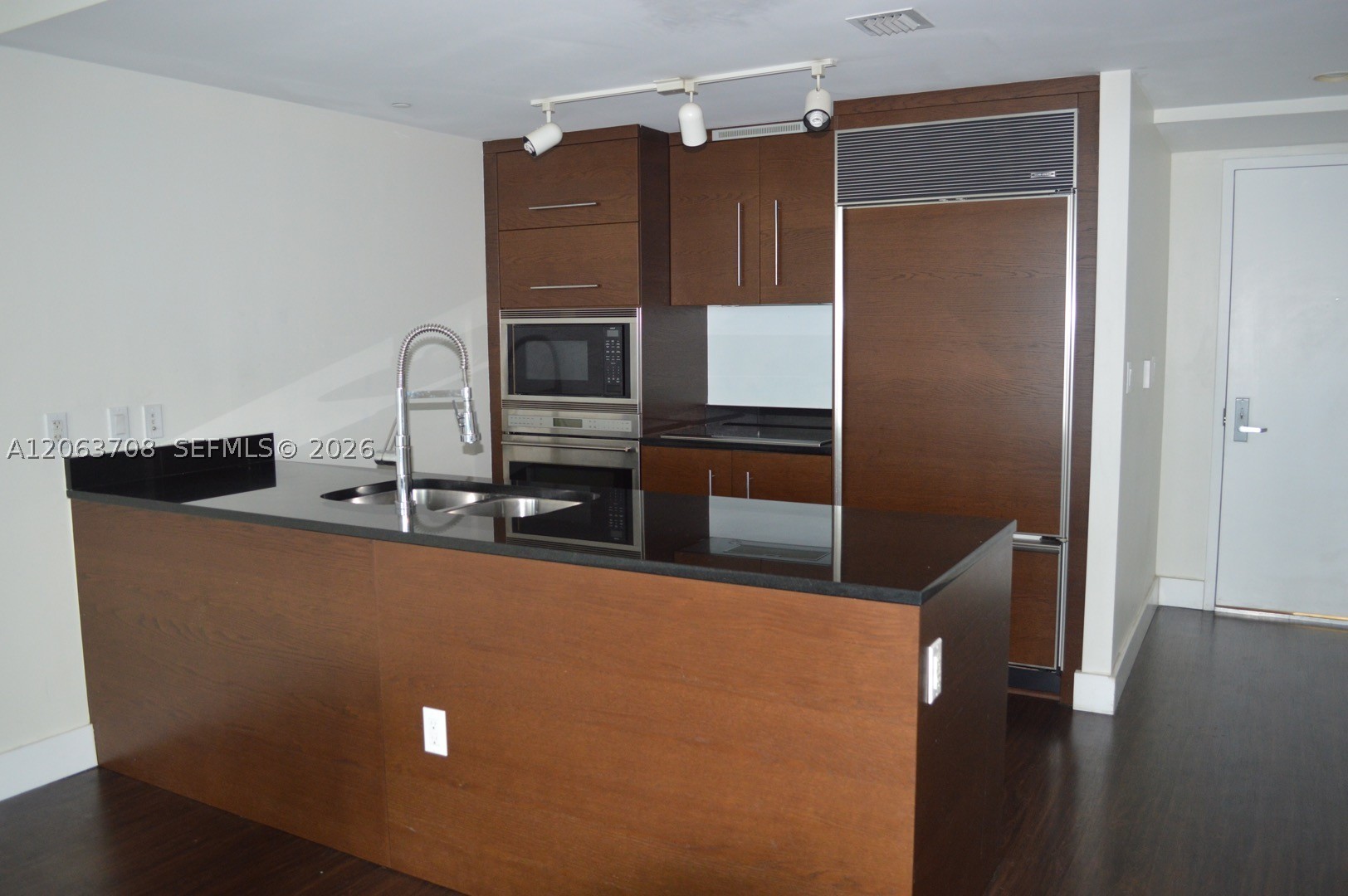475 Brickell Ave #1814, Miami FL 33131