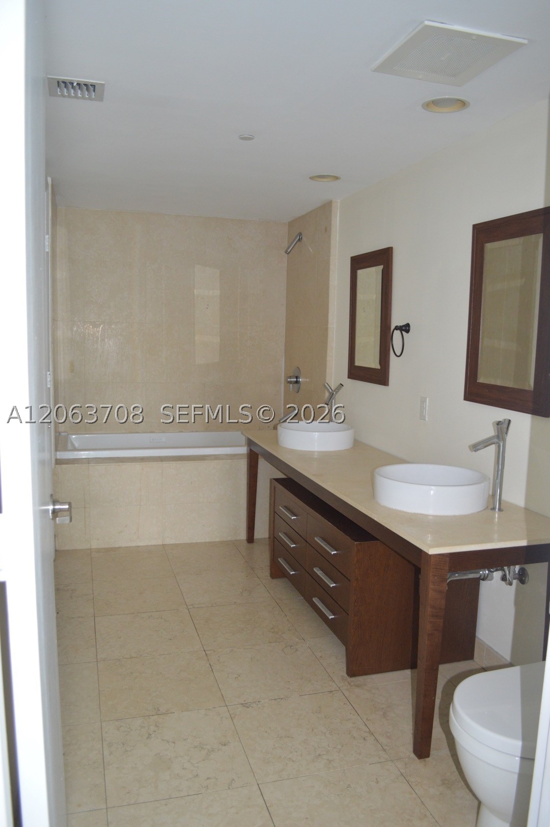 475 Brickell Ave #1814, Miami FL 33131