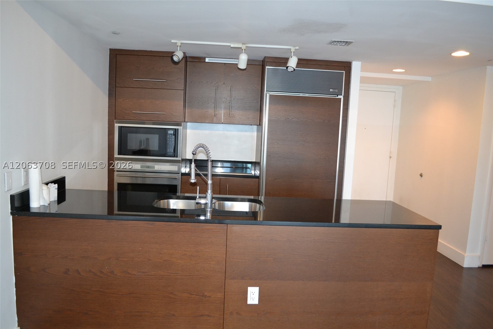 475 Brickell Ave #1814, Miami FL 33131