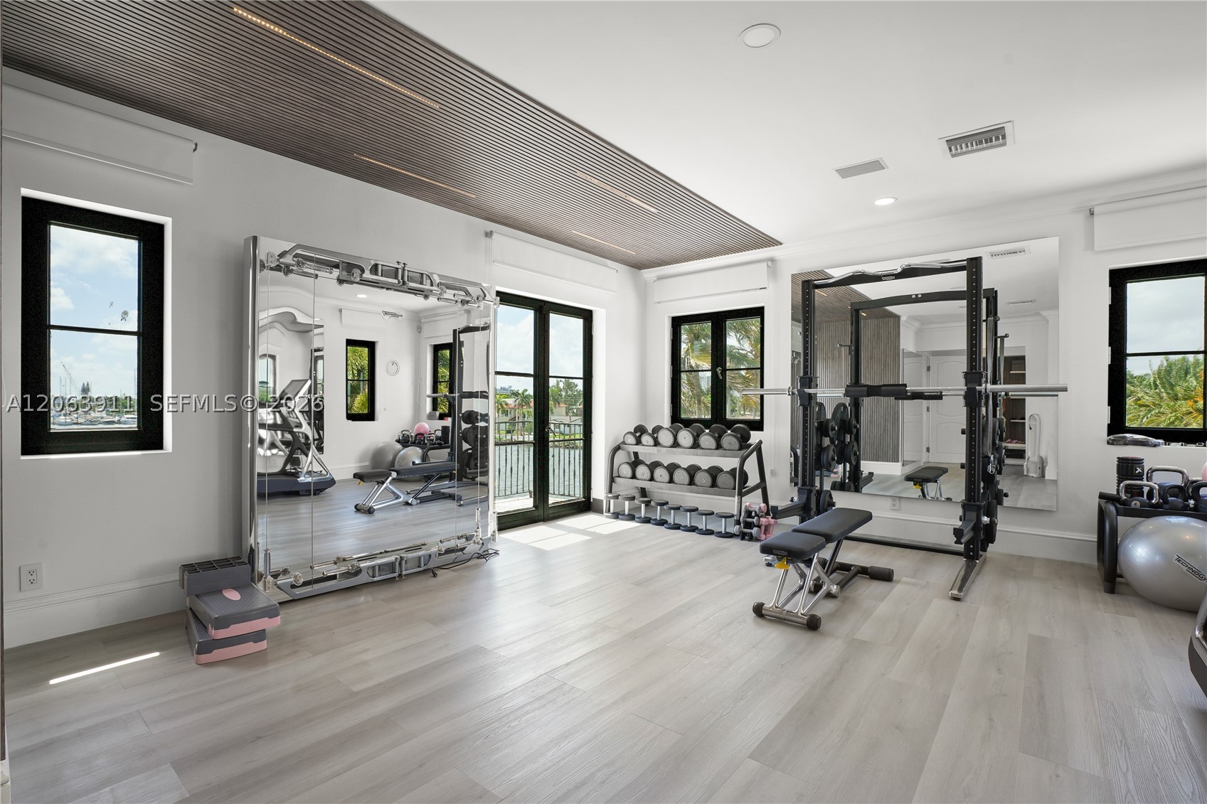 900 S Northlake Dr, Hollywood FL 33019