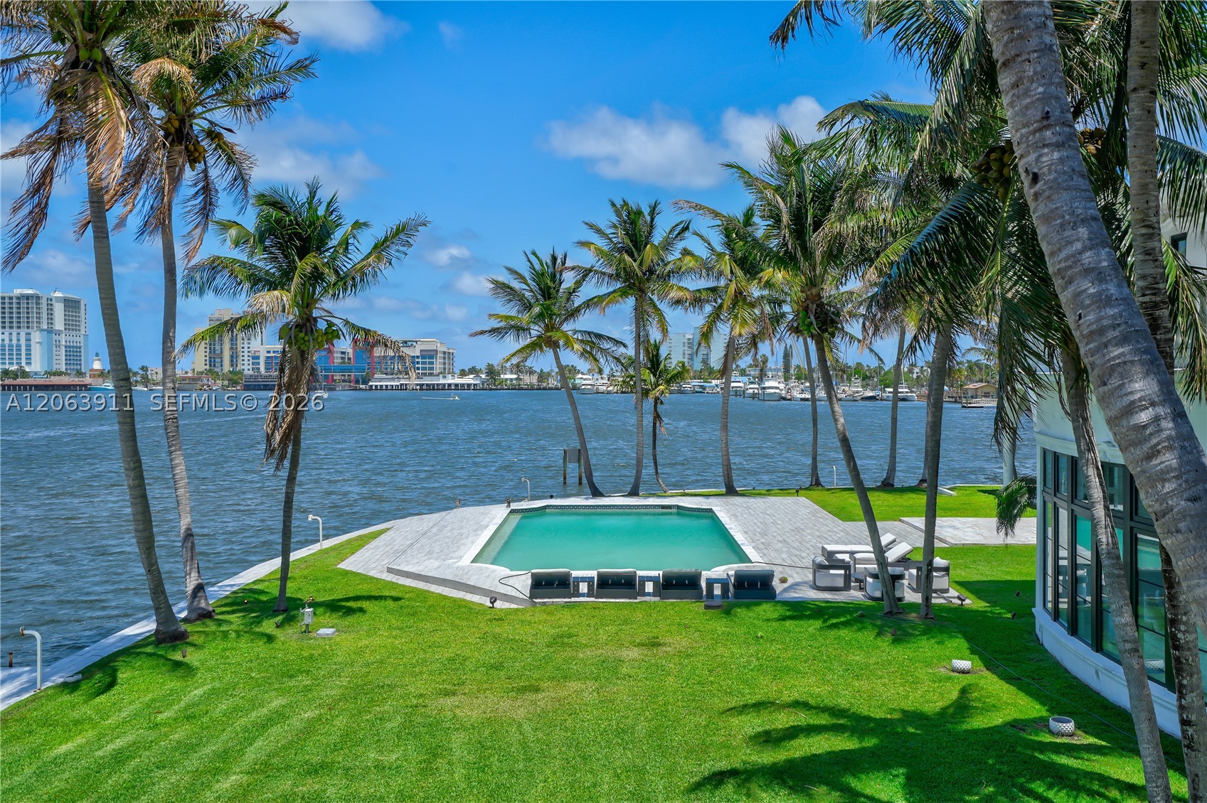 900 S Northlake Dr, Hollywood FL 33019