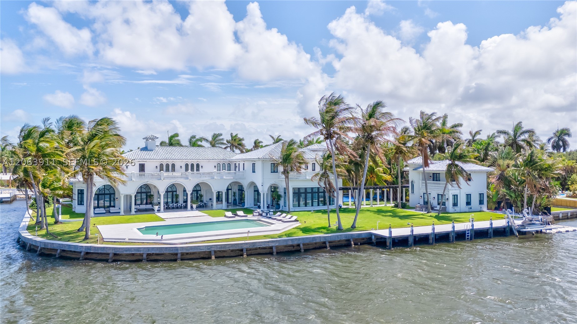 900 S Northlake Dr, Hollywood FL 33019