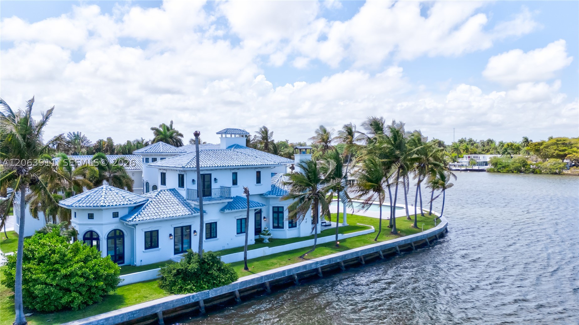 900 S Northlake Dr, Hollywood FL 33019