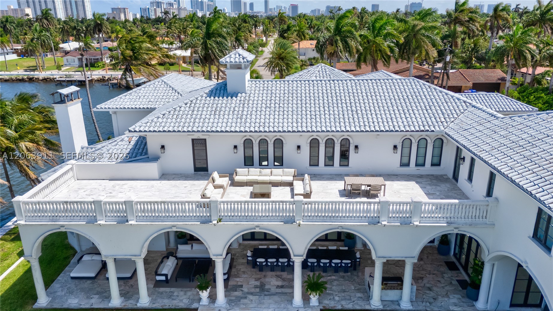 900 S Northlake Dr, Hollywood FL 33019