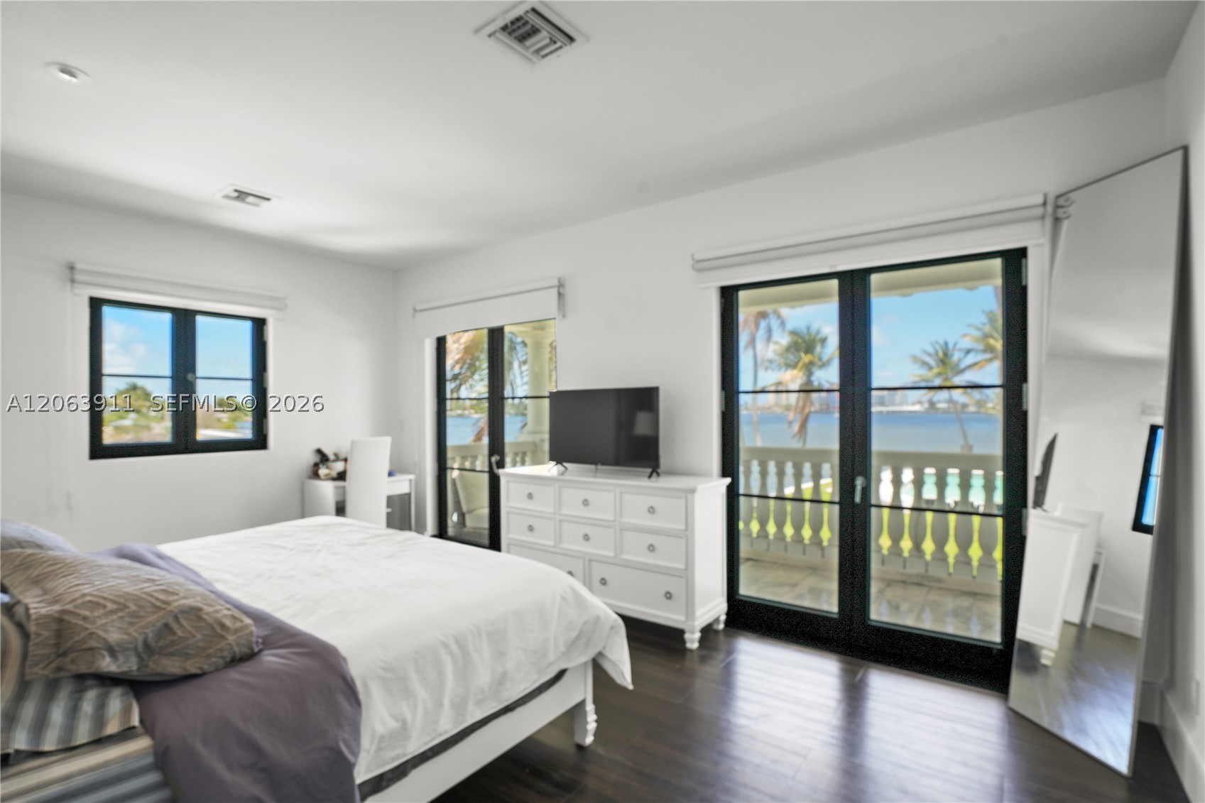 900 S Northlake Dr, Hollywood FL 33019