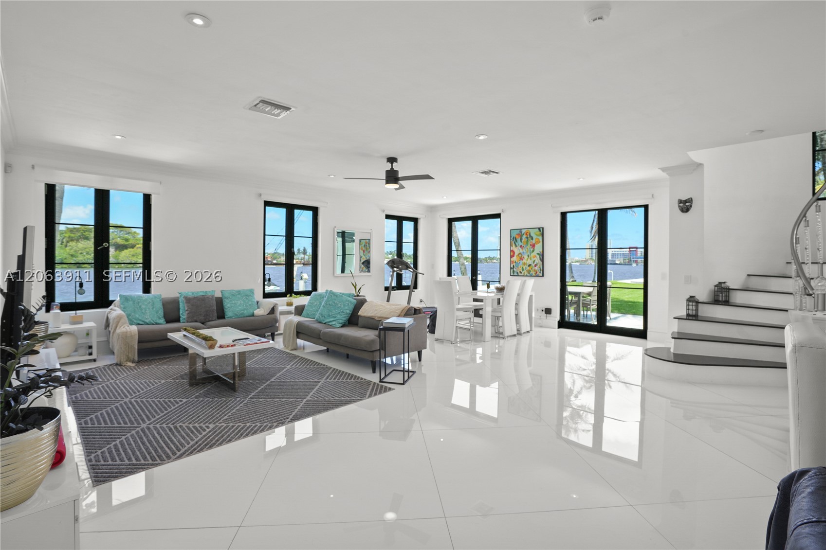 900 S Northlake Dr, Hollywood FL 33019