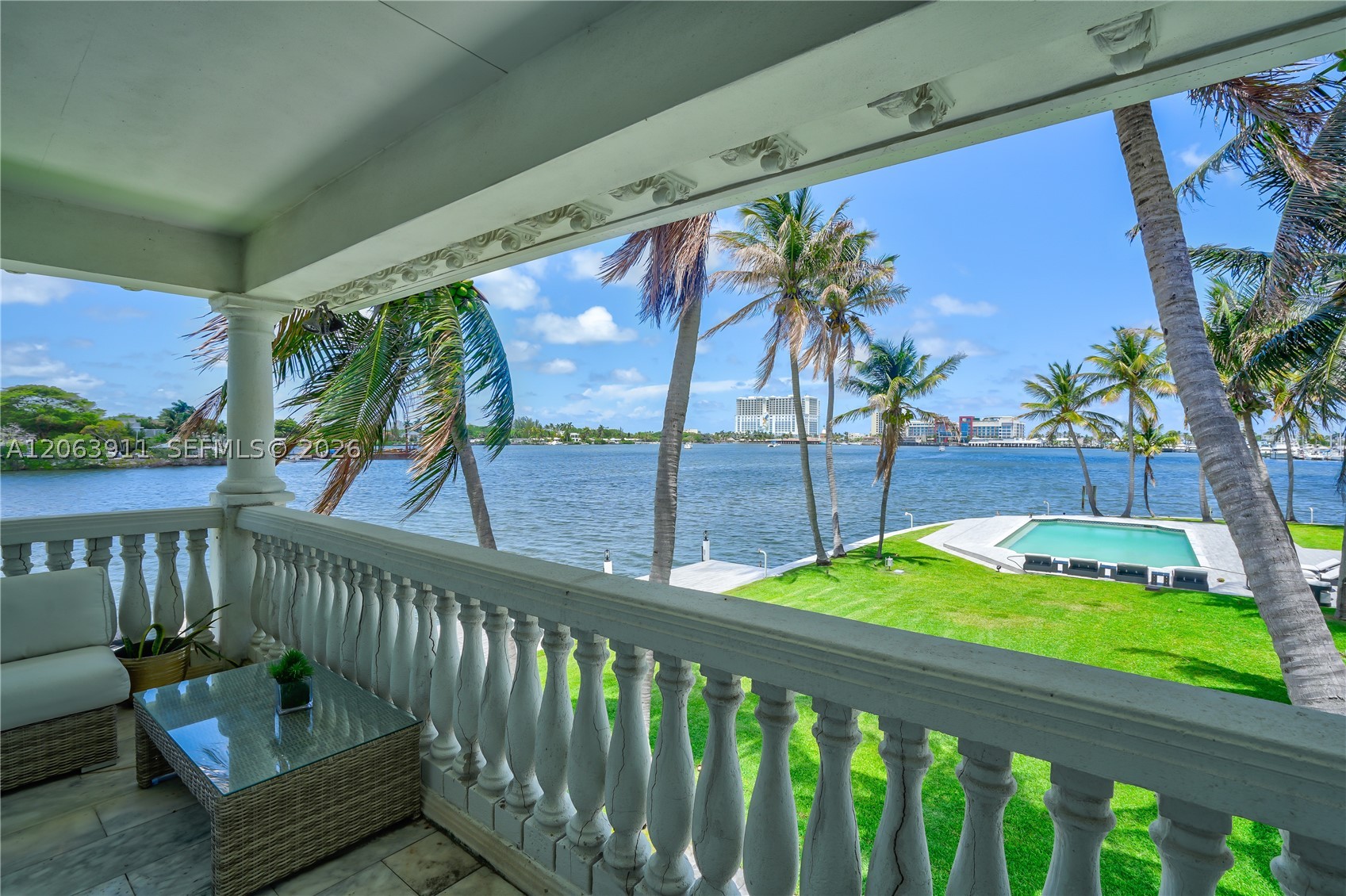 900 S Northlake Dr, Hollywood FL 33019