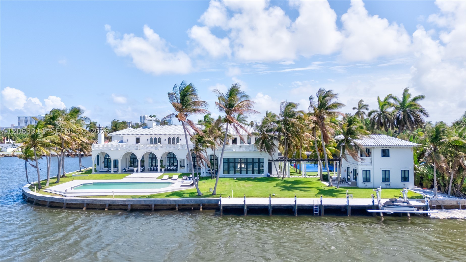 900 S Northlake Dr, Hollywood FL 33019