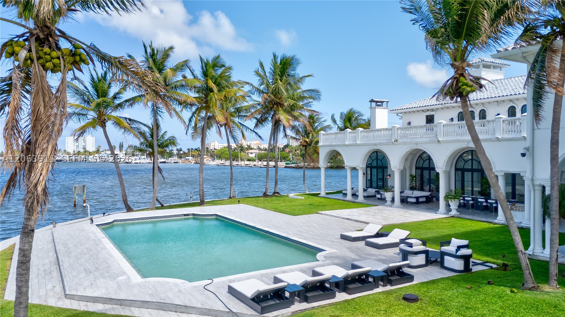 900 S Northlake Dr, Hollywood FL 33019