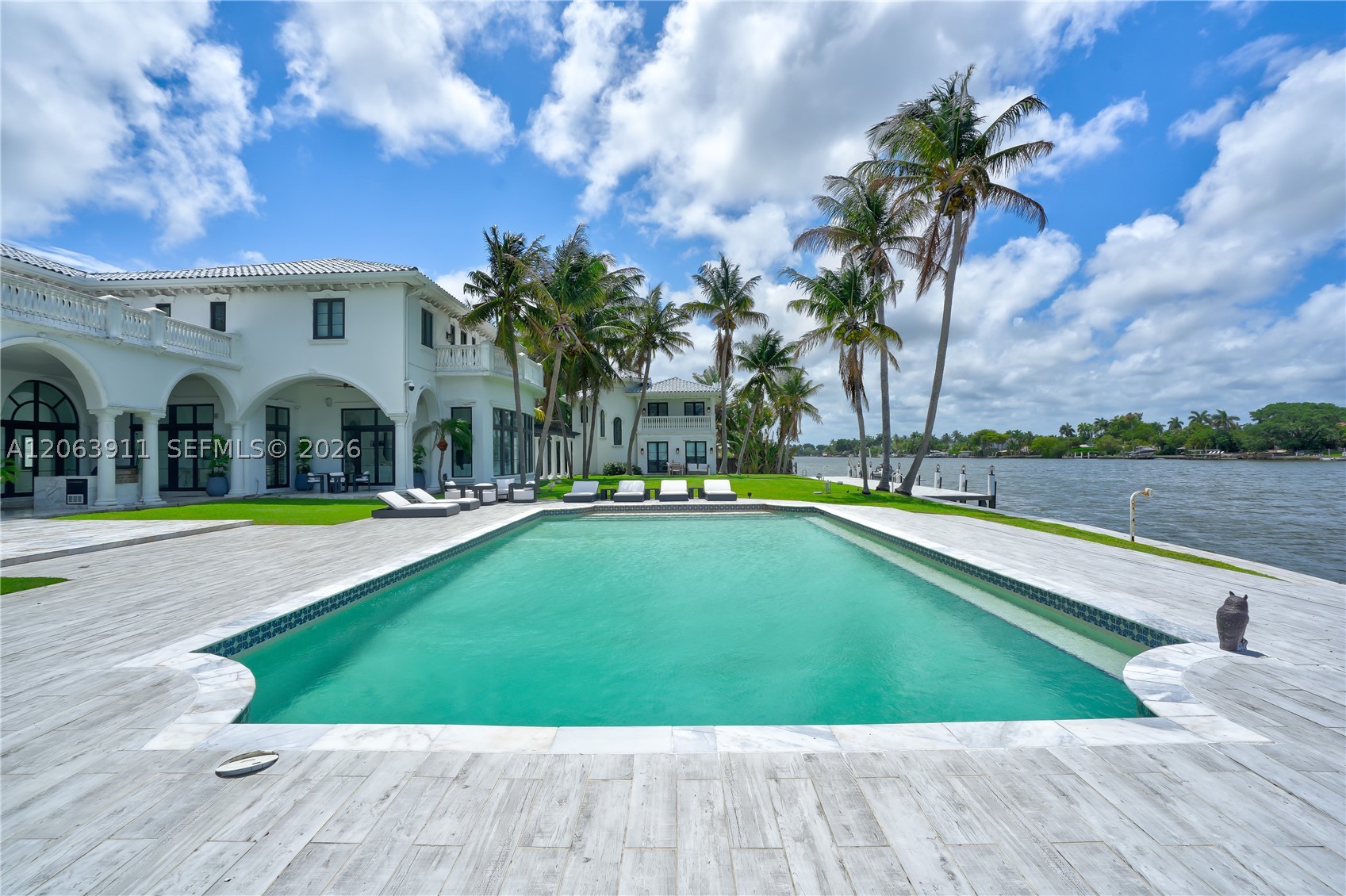 900 S Northlake Dr, Hollywood FL 33019