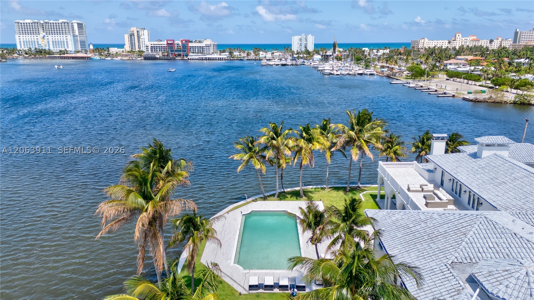 900 S Northlake Dr, Hollywood FL 33019