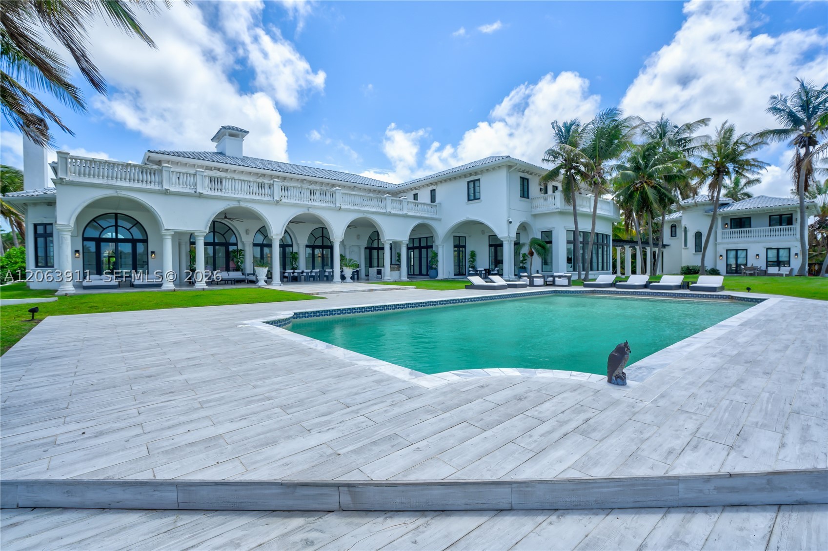 900 S Northlake Dr, Hollywood FL 33019