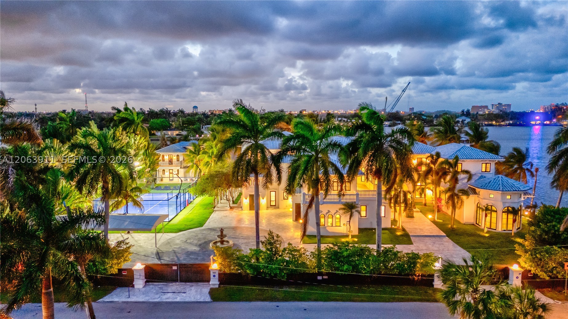 900 S Northlake Dr, Hollywood FL 33019