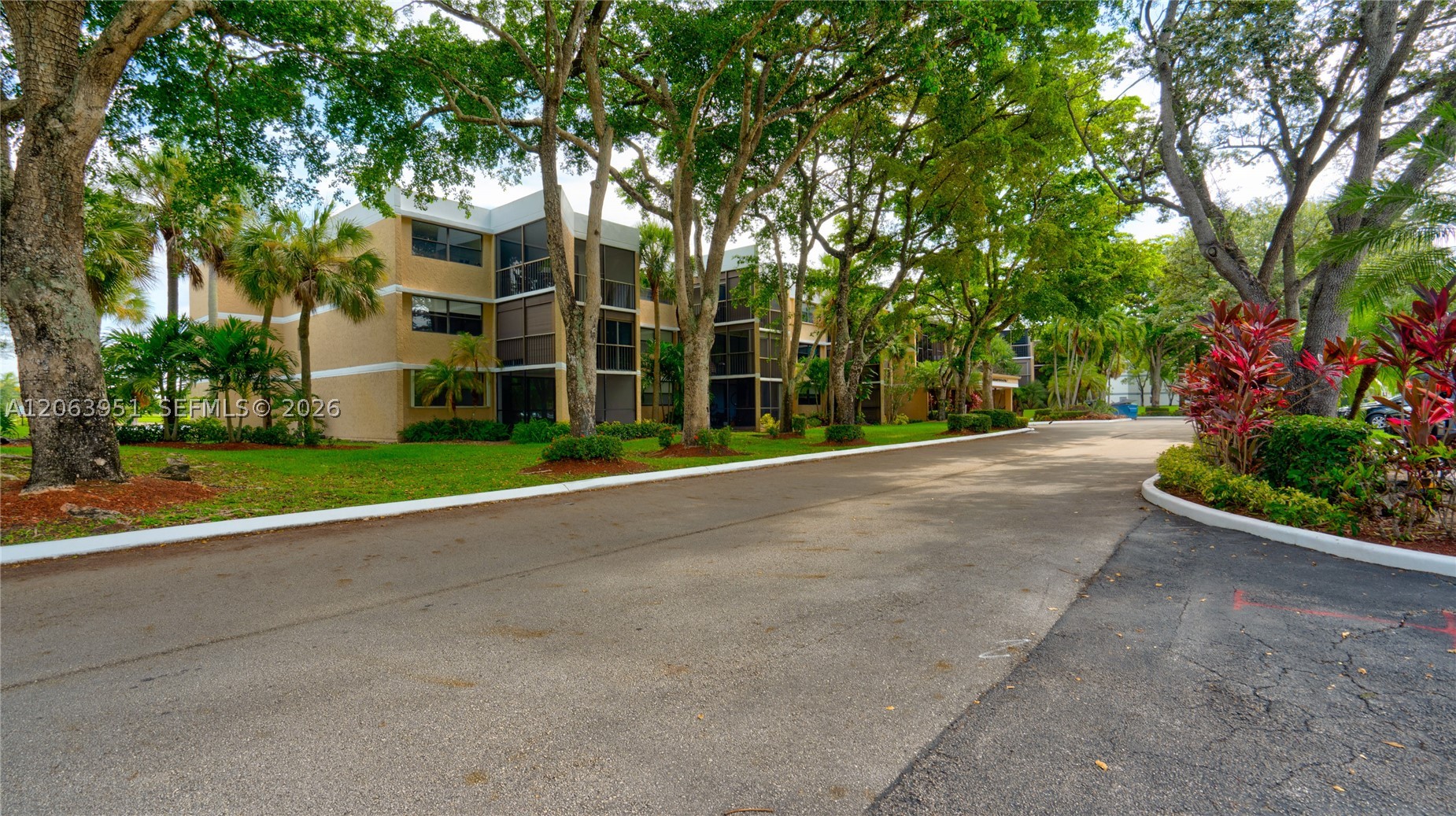 16325 Golf Club Rd #101, Weston FL 33326