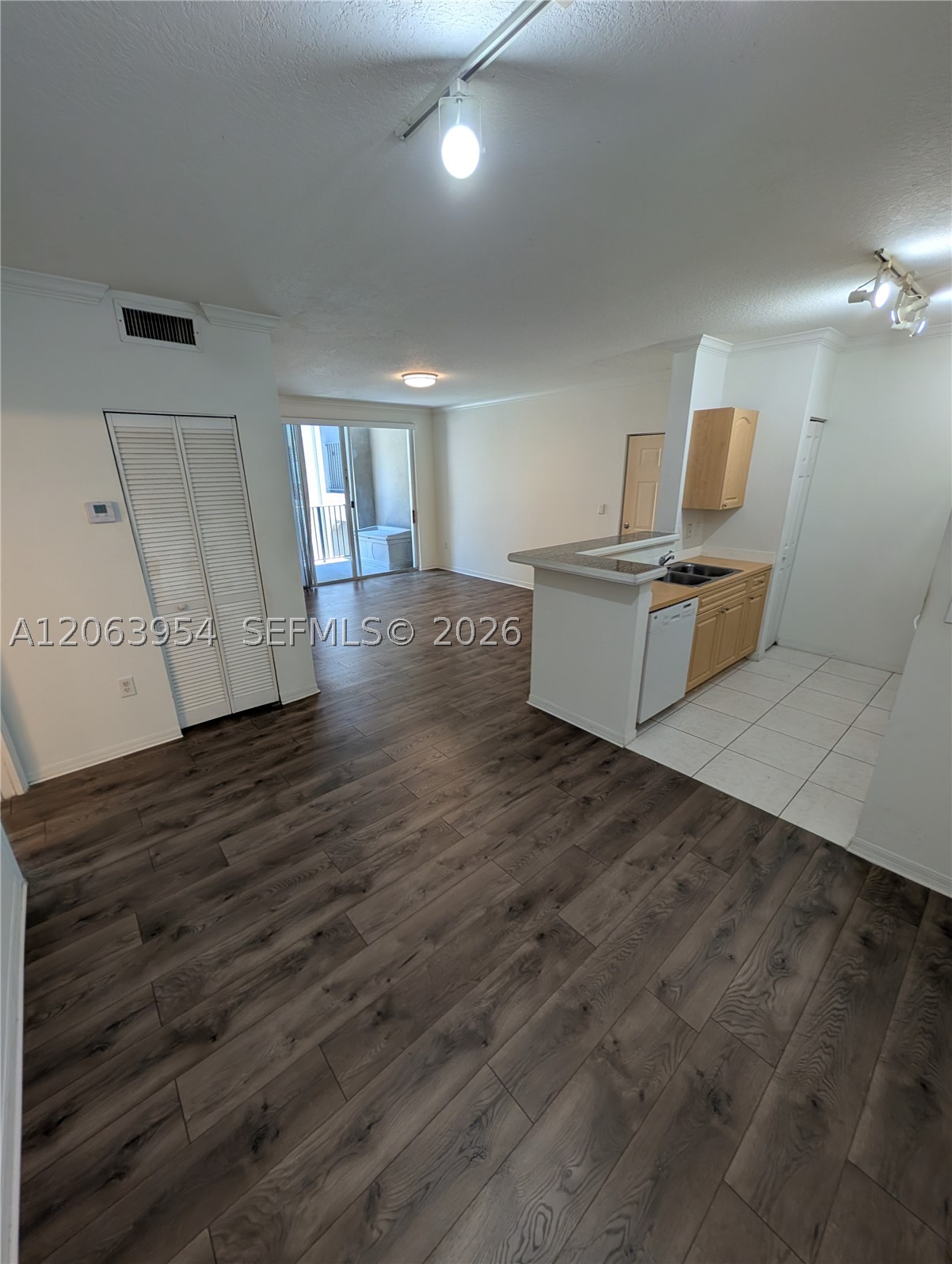 6831 SW 44th St #203, Miami FL 33155