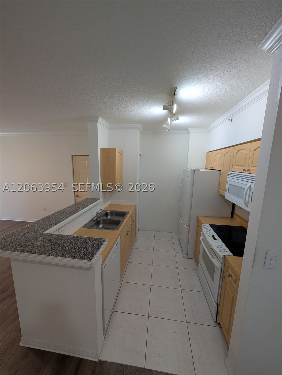 6831 SW 44th St #203, Miami FL 33155