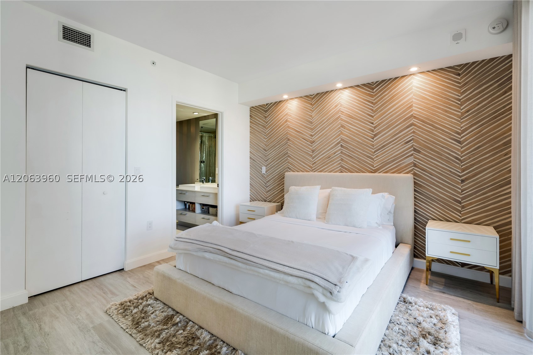 55 SW 9th St #2301, Miami FL 33130
