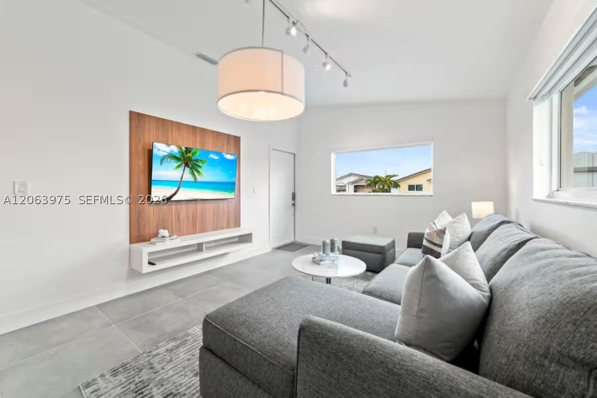 2776 W 71st Pl, Hialeah FL 33016