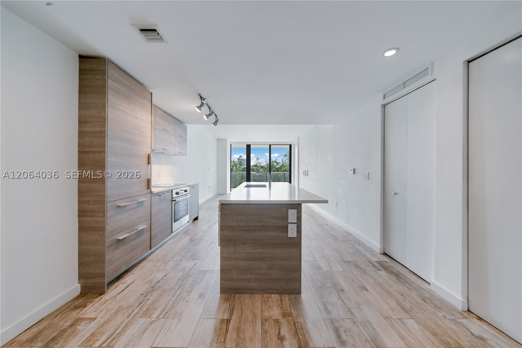 650 NE 32nd St #802, Miami FL 33137