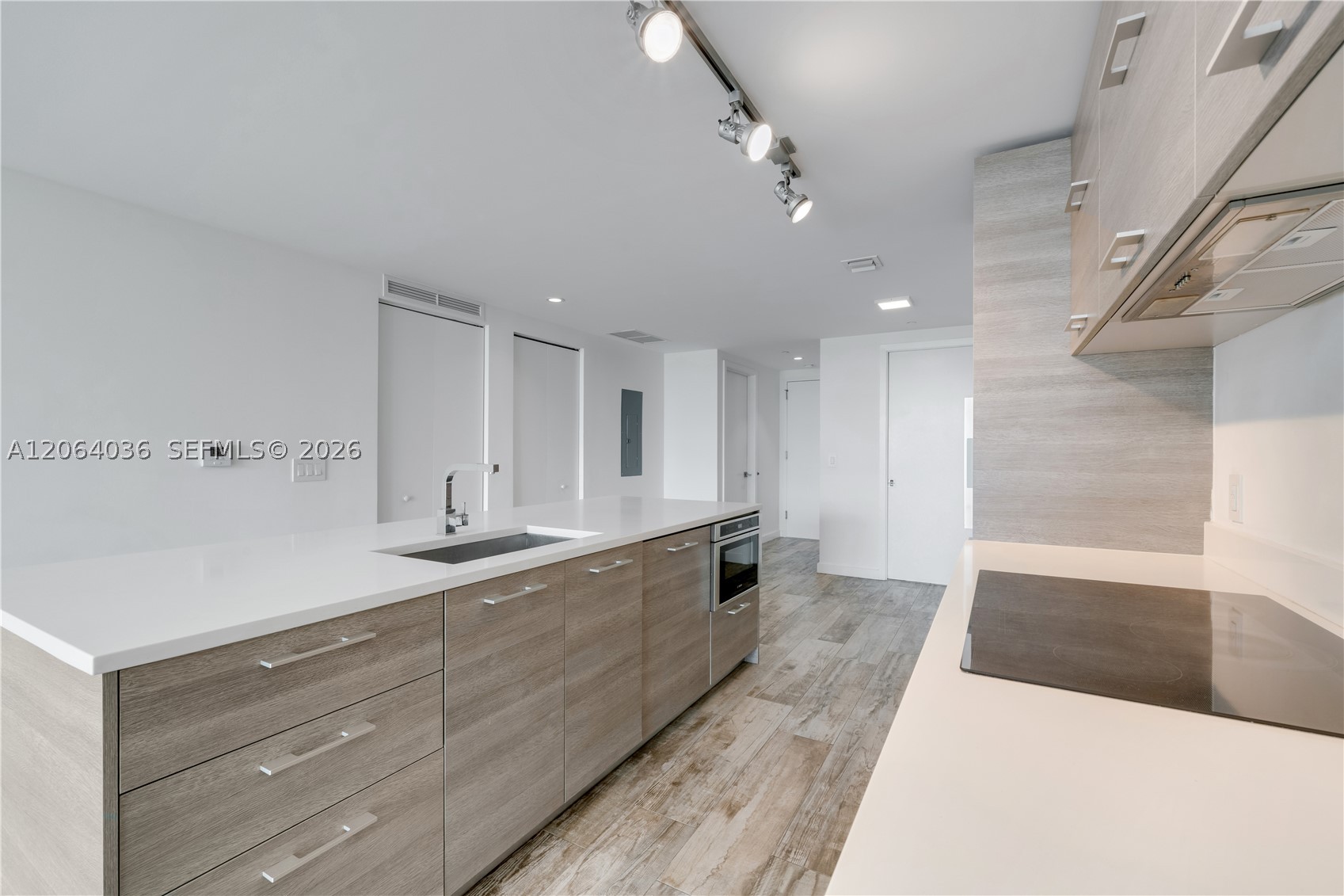 650 NE 32nd St #802, Miami FL 33137