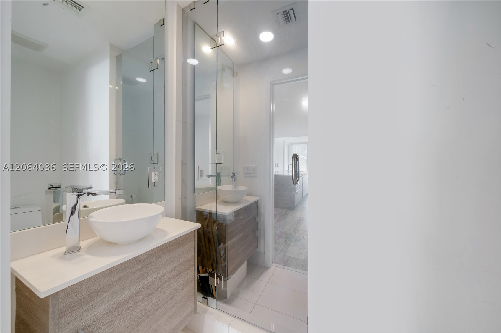 650 NE 32nd St #802, Miami FL 33137