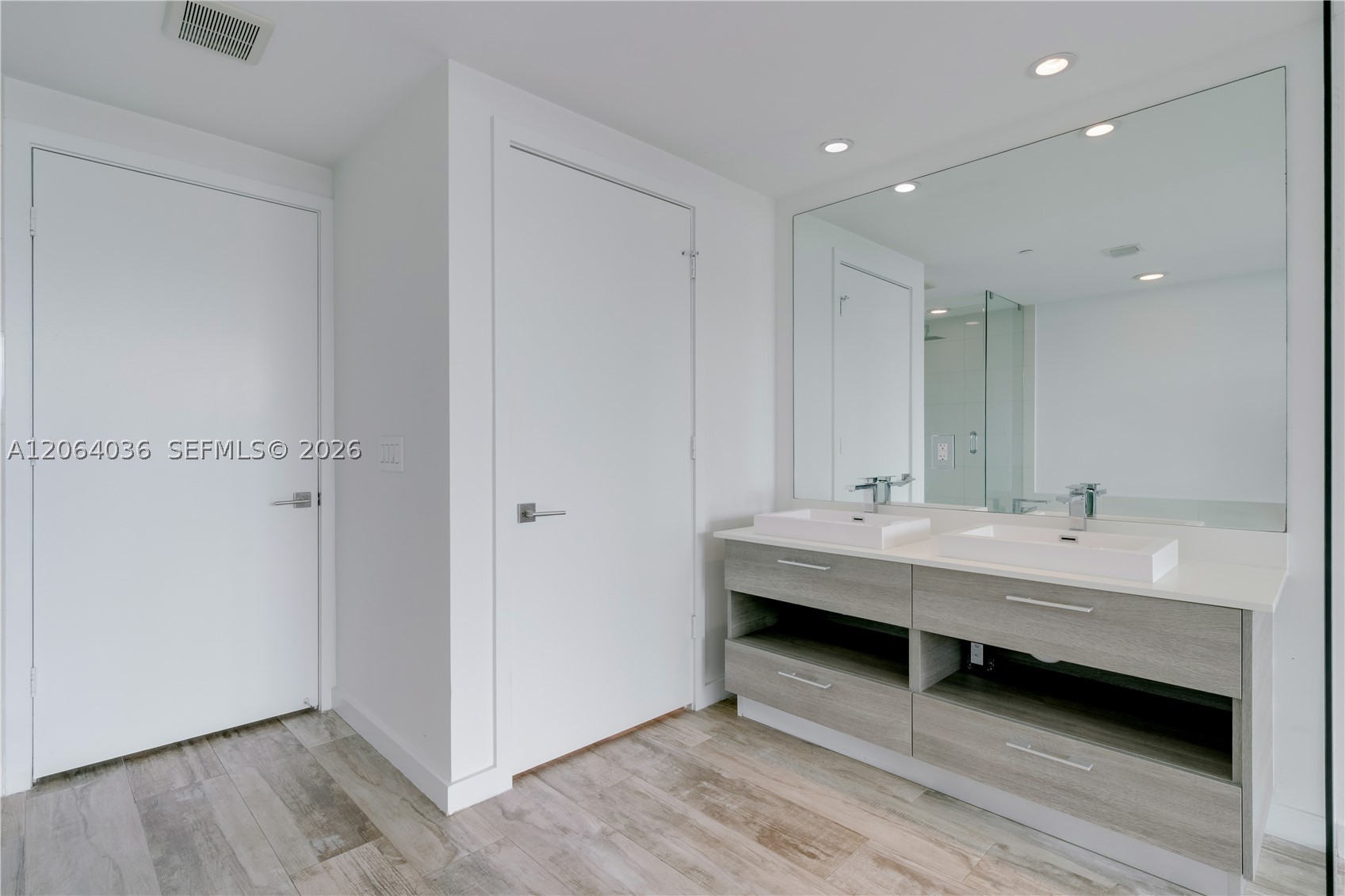 650 NE 32nd St #802, Miami FL 33137