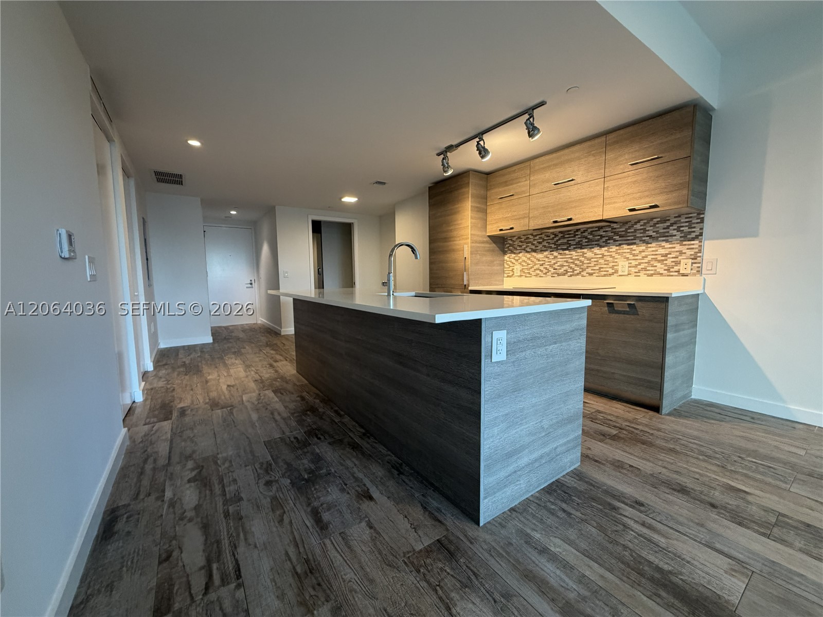 650 NE 32nd St #802, Miami FL 33137