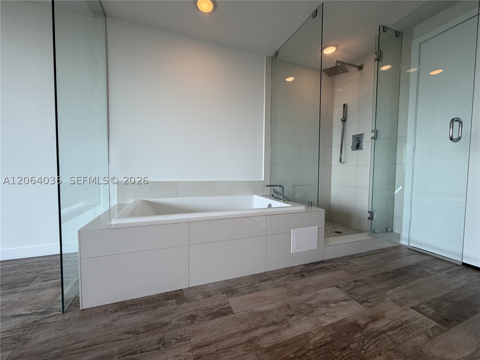 650 NE 32nd St #802, Miami FL 33137