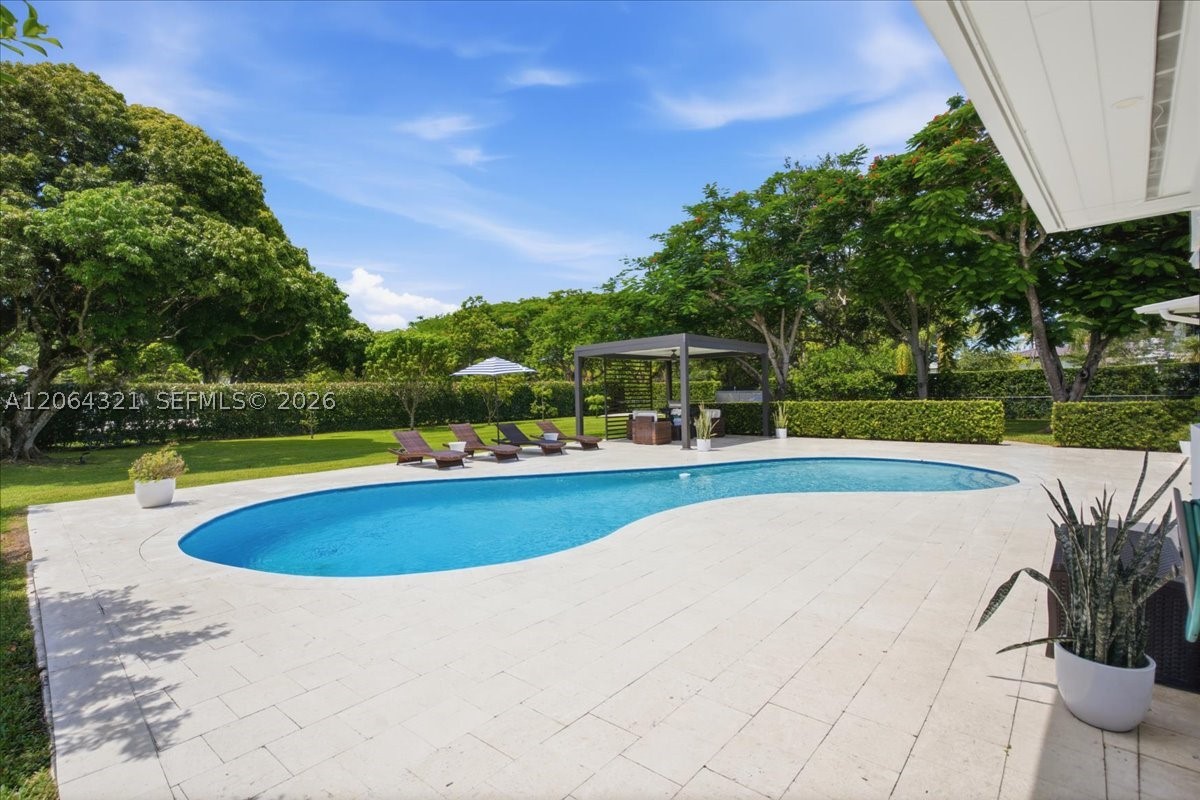 7240 Sunset Dr, Miami FL 33143