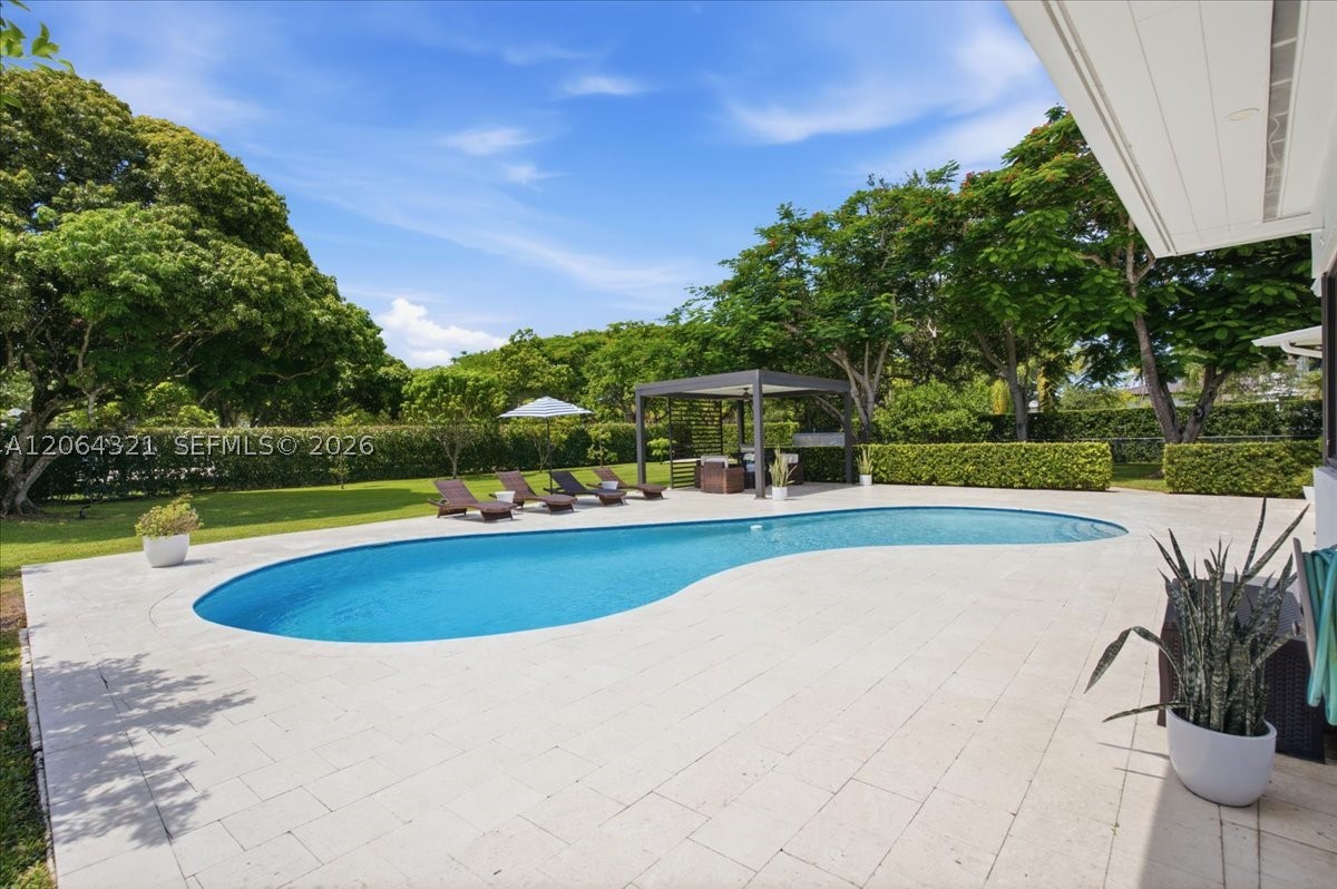7240 Sunset Dr, Miami FL 33143